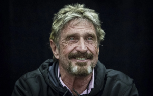 Lee más sobre el artículo La loca y excéntrica vida de John McAfee, de emprendedor a forajido.