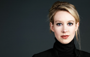 Lee más sobre el artículo ¿Quién es Elizabeth Holmes? La mujer que puso en jaque a Silicon Valley