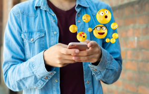 Lee más sobre el artículo Emojis de WhatsApp: qué significa cada uno y cuáles son los nuevos